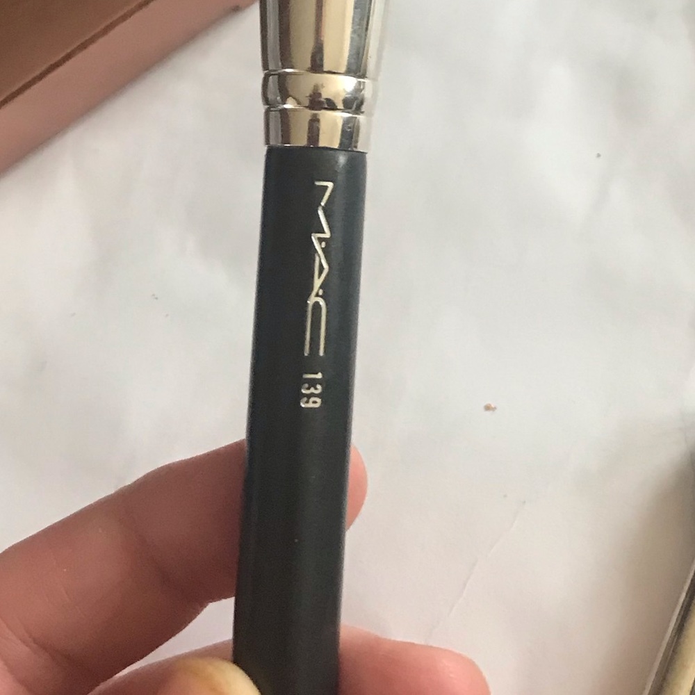 MAC 139 face brush